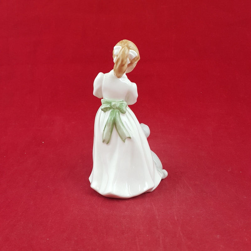 Royal Doulton Figurine 3726 - Dinnertime - 7260 RD