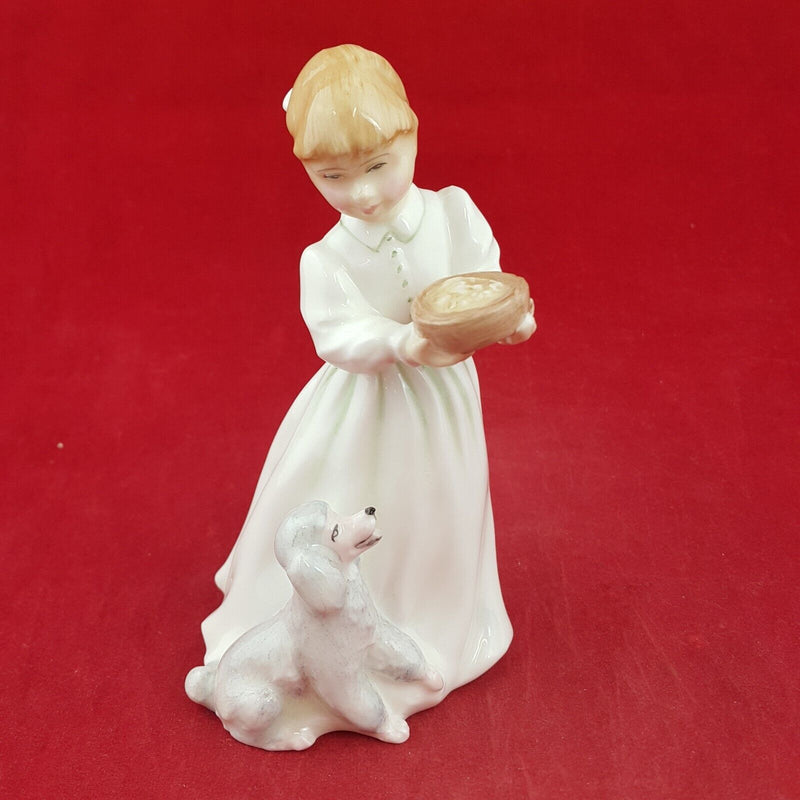 Royal Doulton Figurine 3726 - Dinnertime - 7260 RD