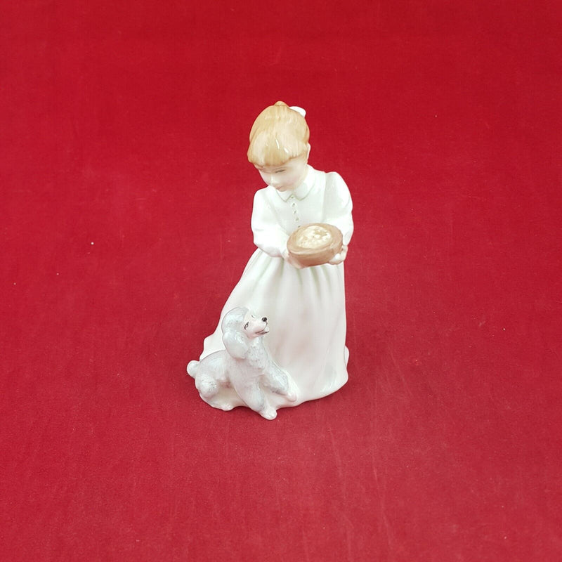 Royal Doulton Figurine 3726 - Dinnertime - 7260 RD