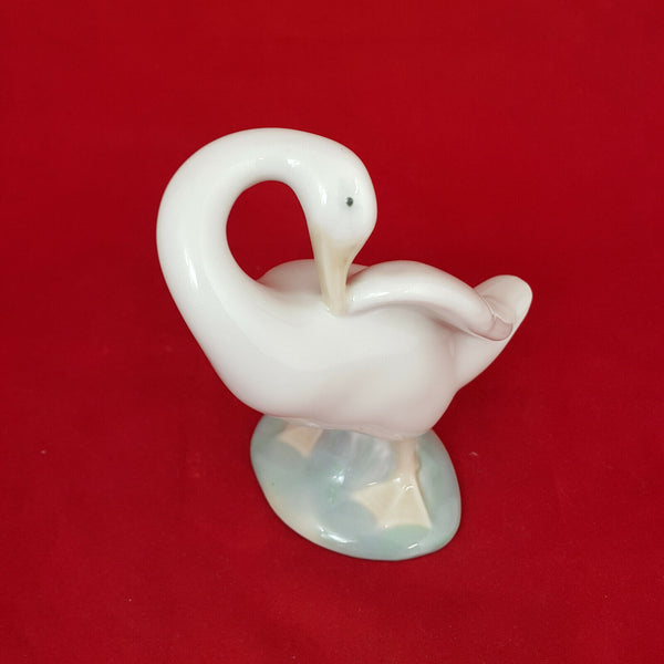 Lladro 4553 Little Duck Preening Figurine - 0153 L/N