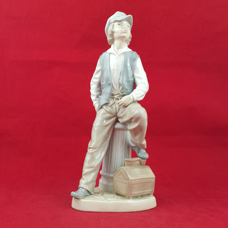 Nao By Lladro - Shoeshine Boy 2054 - L/N 1006