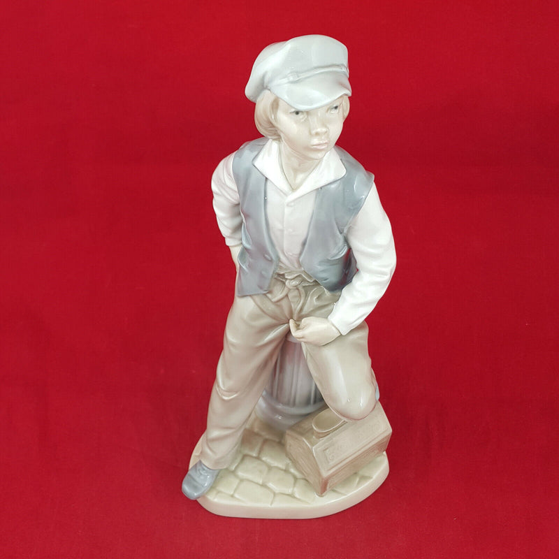 Nao By Lladro - Shoeshine Boy 2054 - L/N 1006