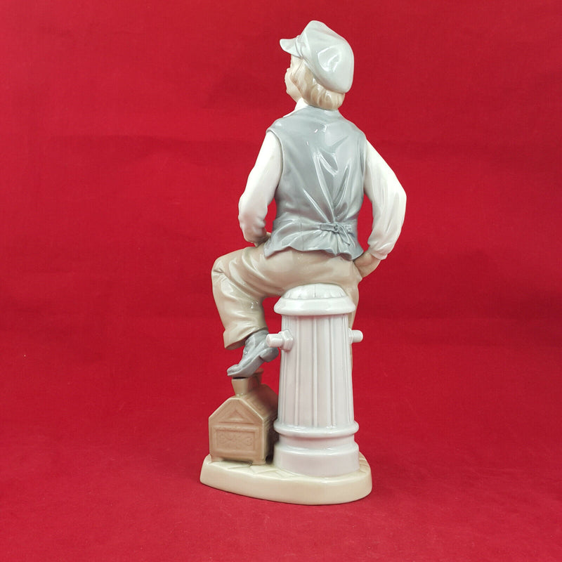 Nao By Lladro - Shoeshine Boy 2054 - L/N 1006