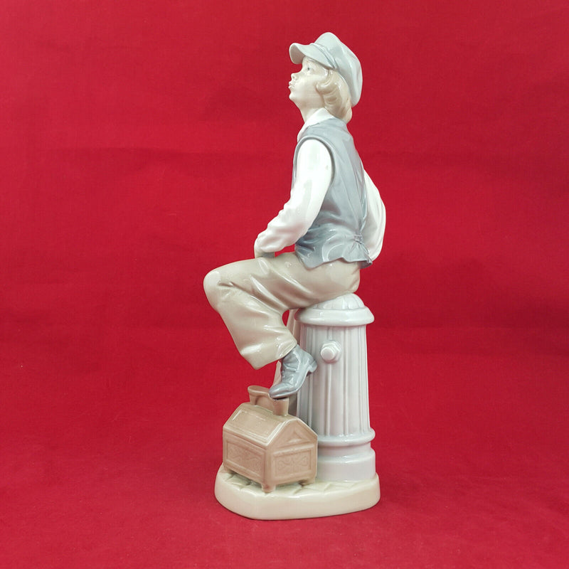 Nao By Lladro - Shoeshine Boy 2054 - L/N 1006