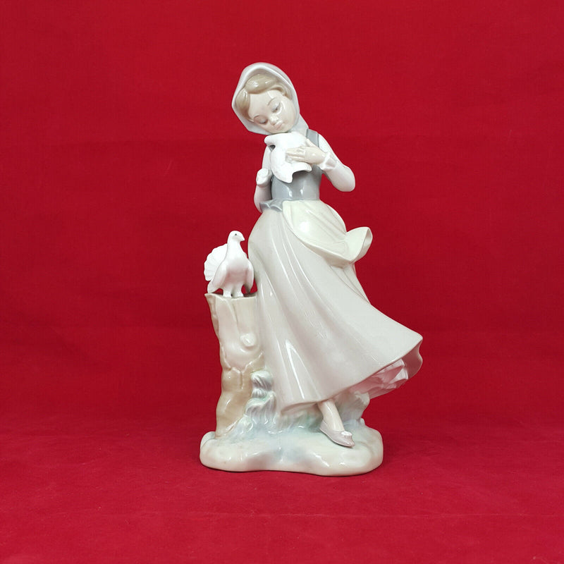 Lladro Figurine - 4915 Girl with Pigeons - 186 L/N