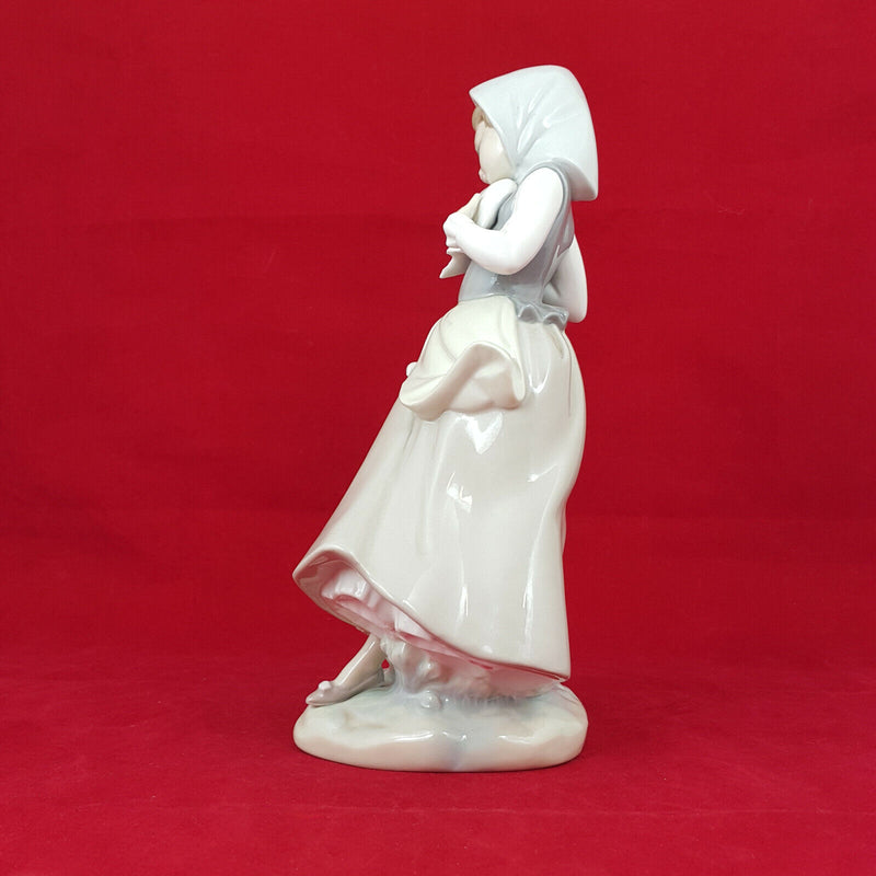 Lladro Figurine - 4915 Girl with Pigeons - 186 L/N