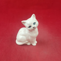 Royal Doulton Animals Figurine White Cat Seated - 8983 RD