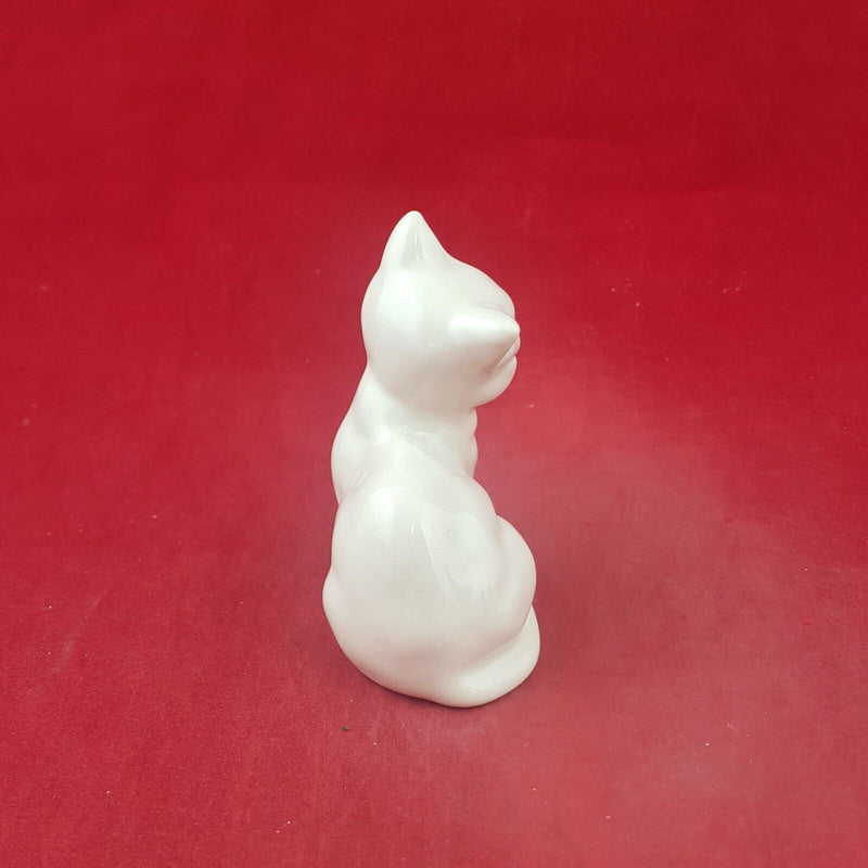 Royal Doulton Animals Figurine White Cat Seated - 8983 RD