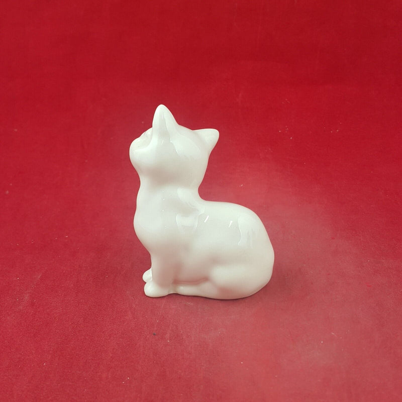 Royal Doulton Animals Figurine White Cat Seated - 8983 RD