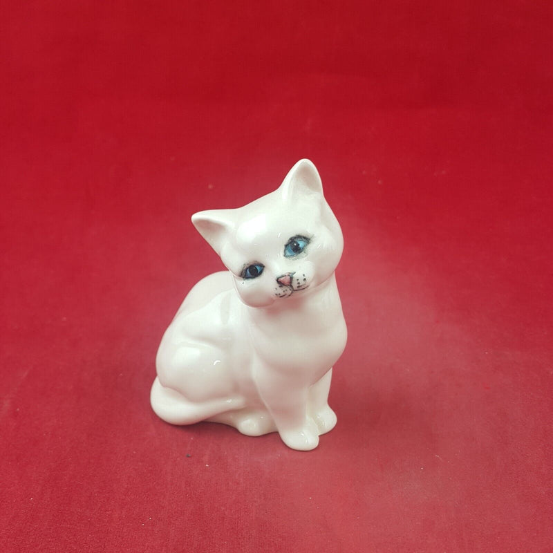 Royal Doulton Animals Figurine White Cat Seated - 8983 RD