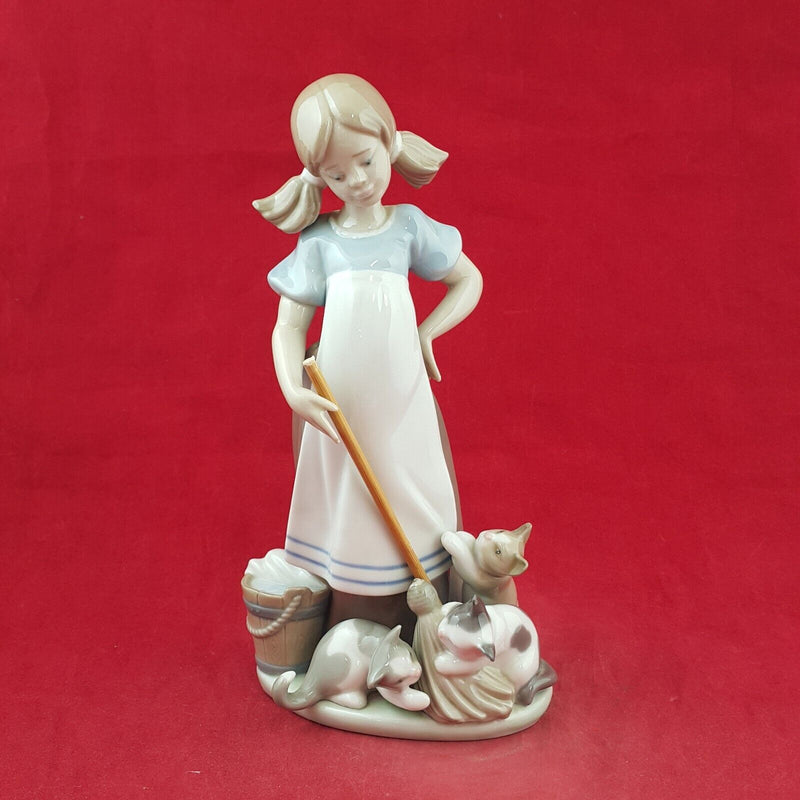 Lladro Porcelain Figurine 5232 Girl Playful Kittens in Gloss (Damaged) - 8161 L/