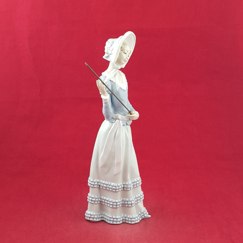 Lladro Porcelain Figurine Aranjuez Lady with Parasol - 8160 L/N