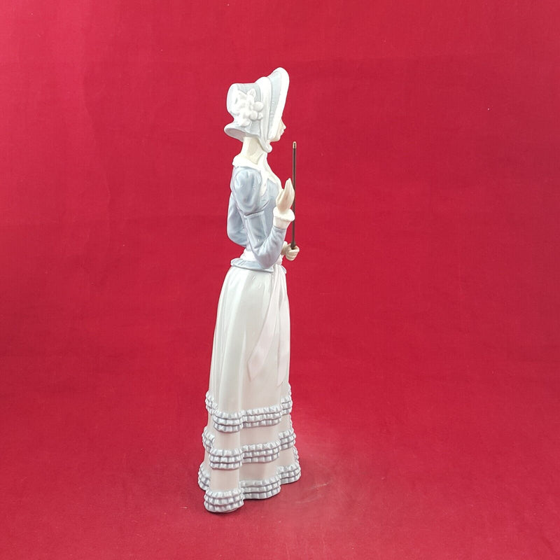 Lladro Porcelain Figurine Aranjuez Lady with Parasol - 8160 L/N