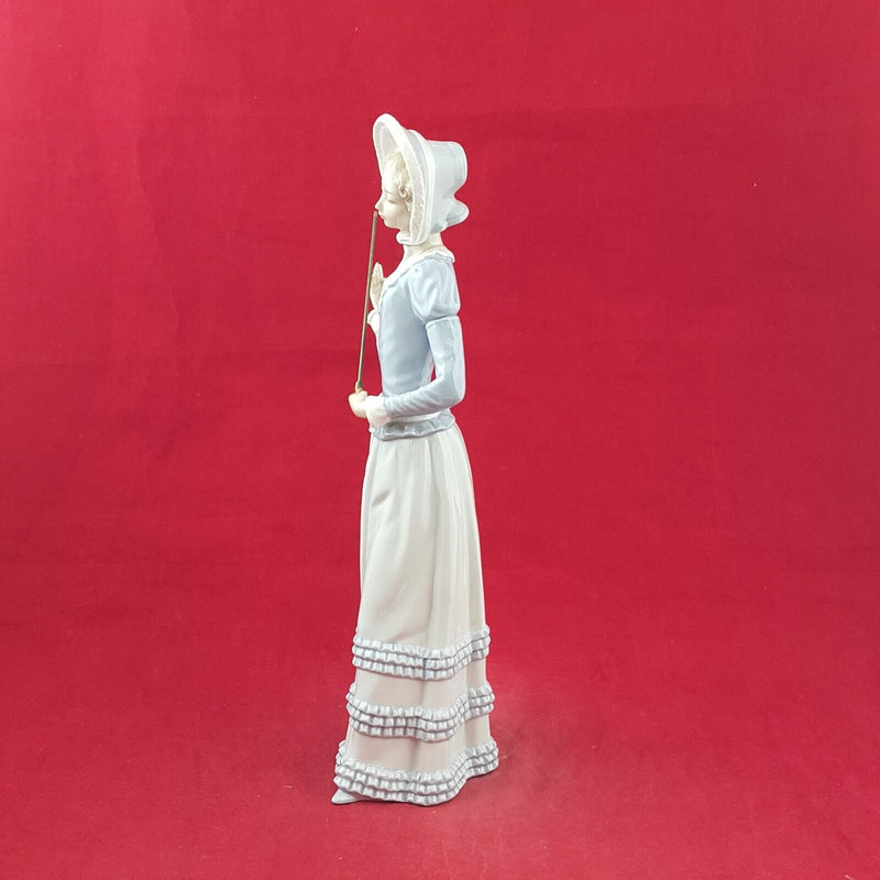 Lladro Porcelain Figurine Aranjuez Lady with Parasol - 8160 L/N