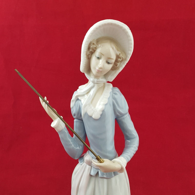 Lladro Porcelain Figurine Aranjuez Lady with Parasol - 8160 L/N