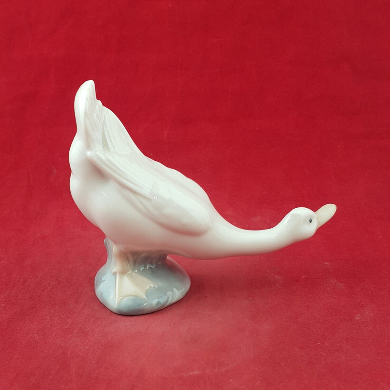 Lladro Nao Figurine Duck Looking Back / Turned Duck - 8542 L/N