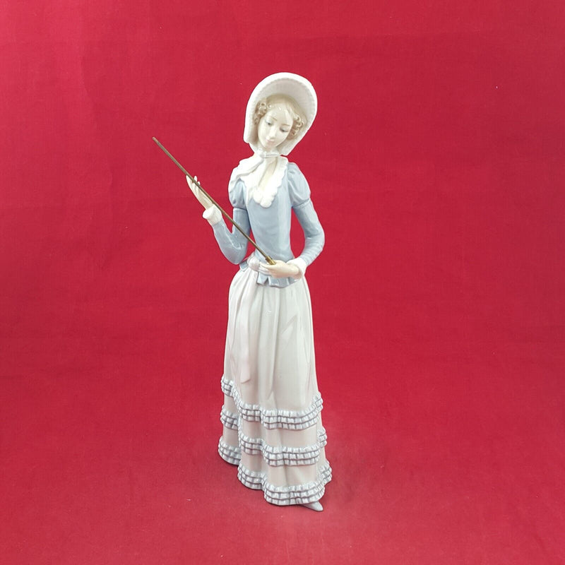 Lladro Porcelain Figurine Aranjuez Lady with Parasol - 8160 L/N