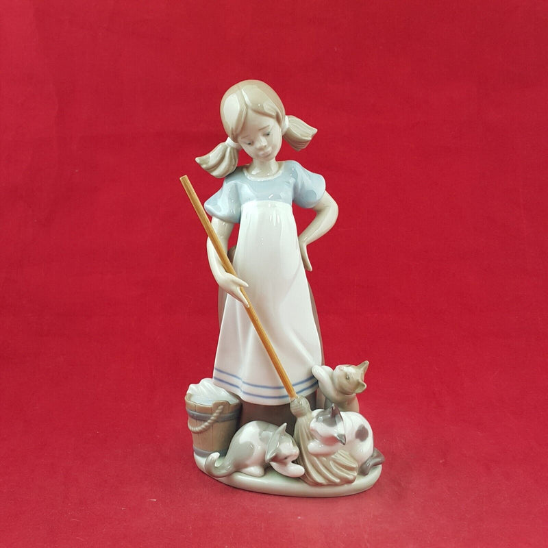 Lladro Porcelain Figurine 5232 Girl Playful Kittens in Gloss (Damaged) - 8161 L/