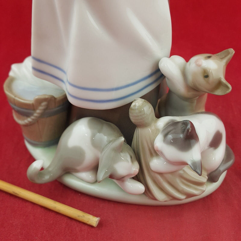 Lladro Porcelain Figurine 5232 Girl Playful Kittens in Gloss (Damaged) - 8161 L/