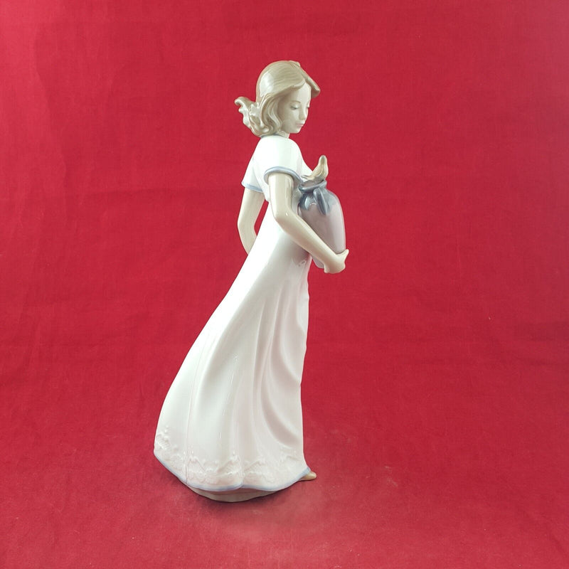 Lladro Nao Figurine 1409 A Joyful New Friend - 8521 L/N