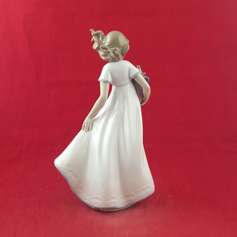 Lladro Nao Figurine 1409 A Joyful New Friend - 8521 L/N