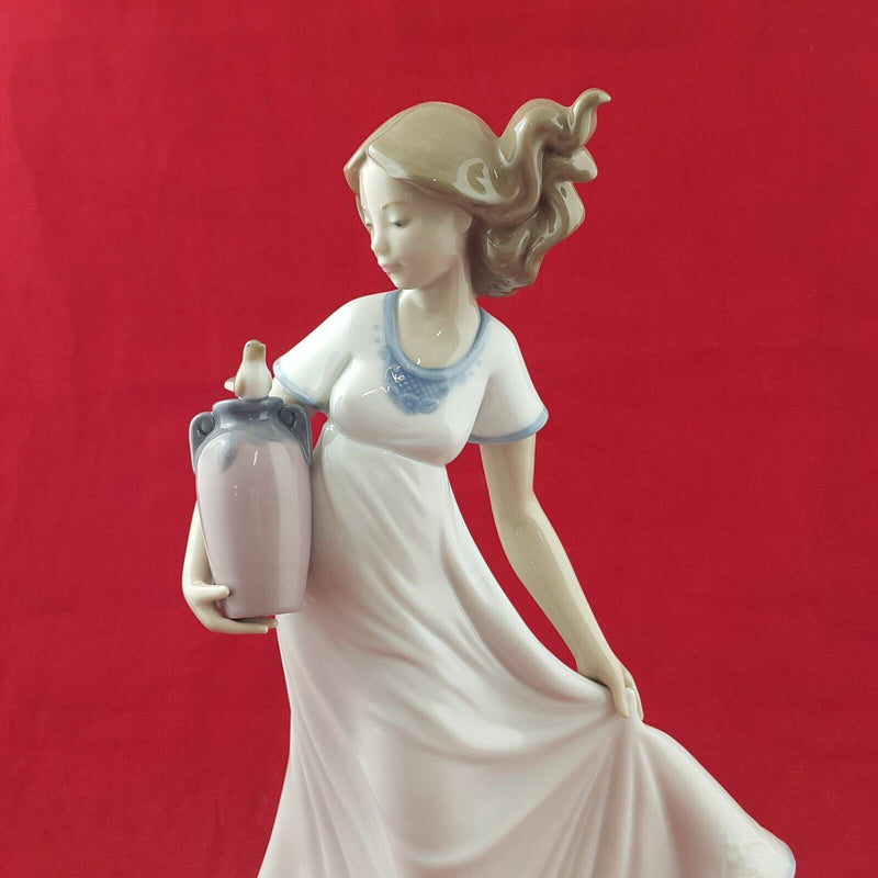 Lladro Nao Figurine 1409 A Joyful New Friend - 8521 L/N