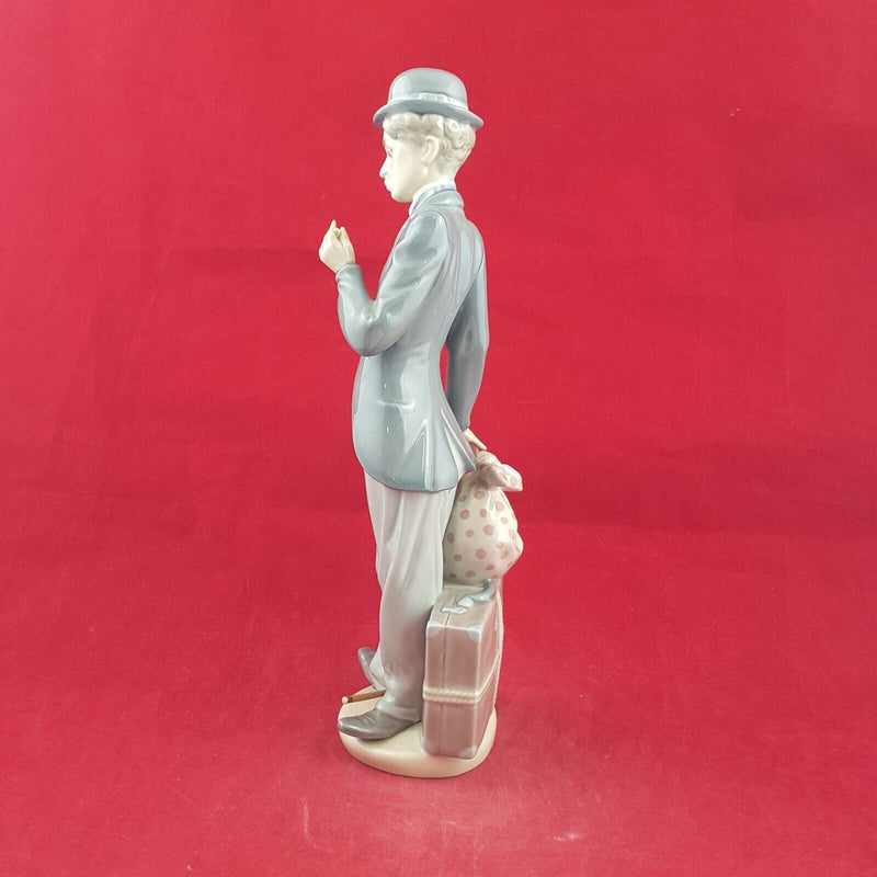 Lladro Figurine 5233 - Charlie The Tramp with Cane - 13 TF