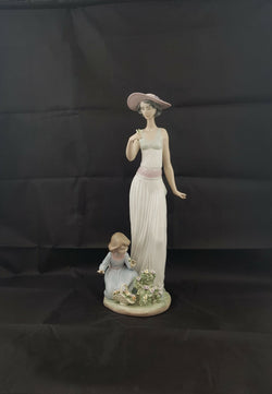 Lladro Figurine Lady with Child and Flowers In Bloom Model 6648 - Flower Broken