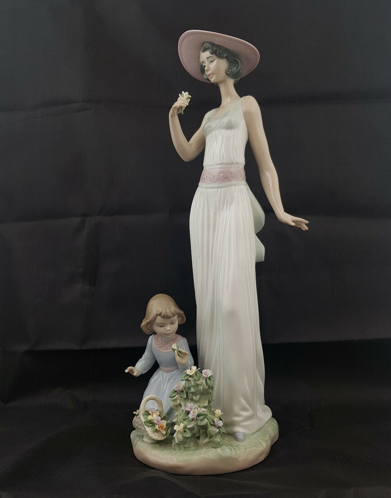 Lladro Figurine Lady with Child and Flowers In Bloom Model 6648 - Flower Broken