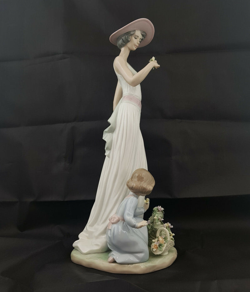 Lladro Figurine Lady with Child and Flowers In Bloom Model 6648 - Flower Broken