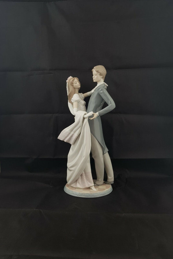 Lladro Figurine I Love You Truly Model 1528