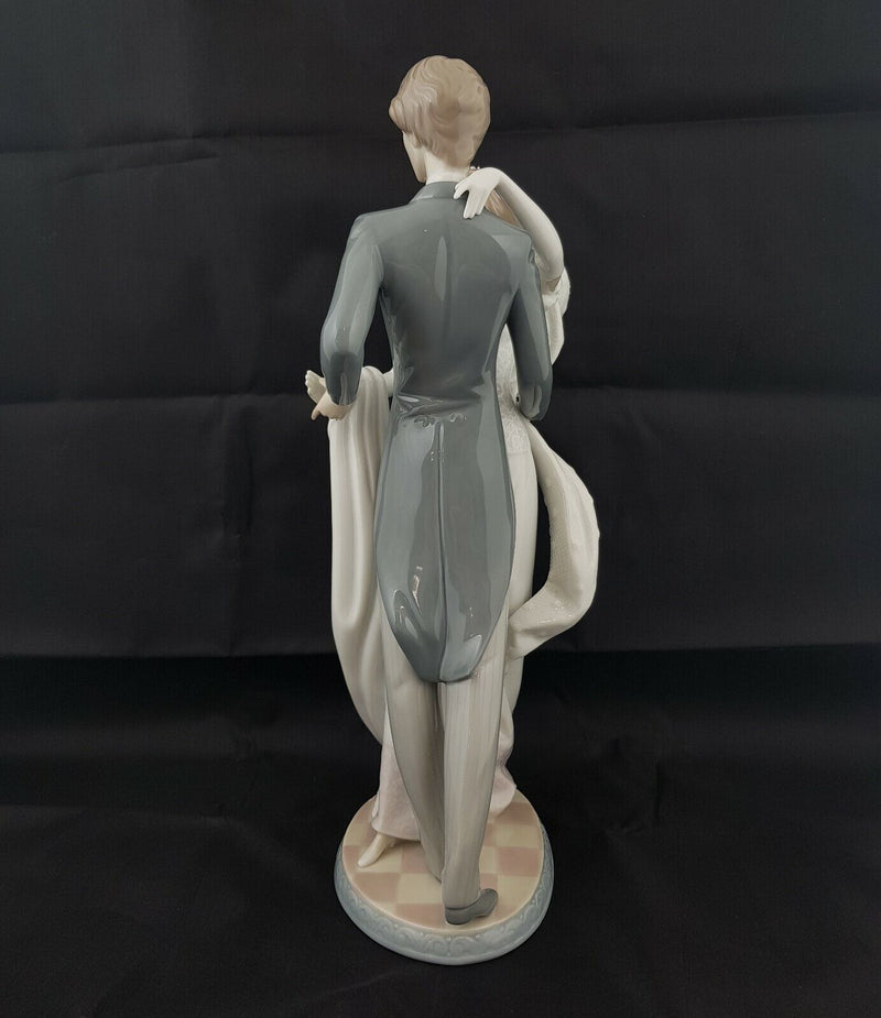 Lladro Figurine I Love You Truly Model 1528