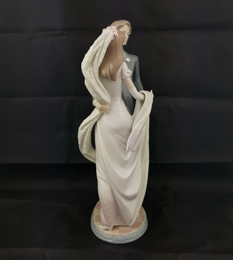 Lladro Figurine I Love You Truly Model 1528