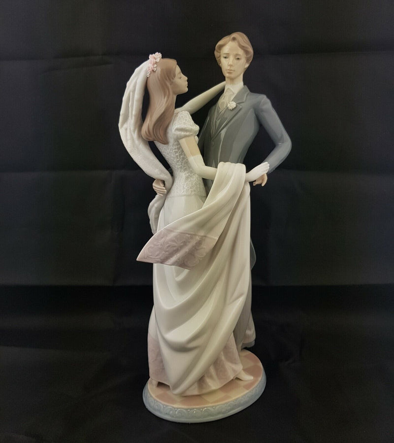 Lladro Figurine I Love You Truly Model 1528