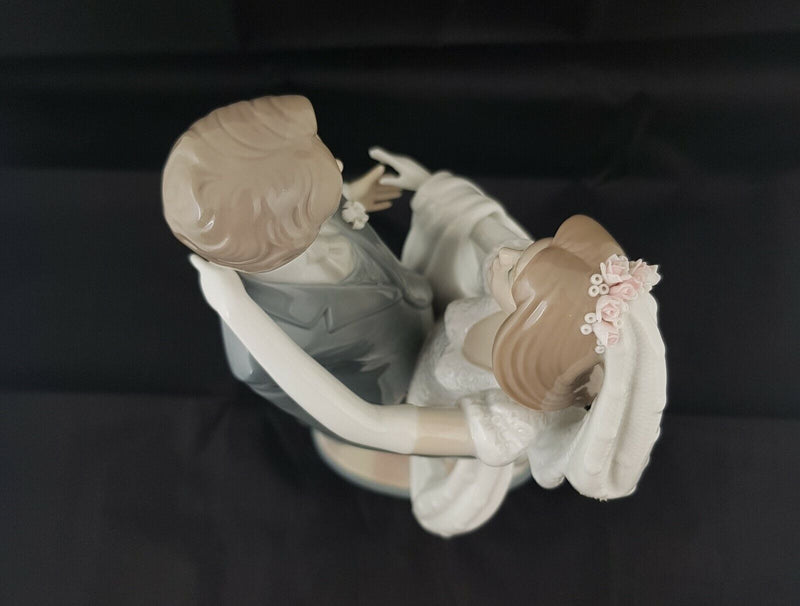 Lladro Figurine I Love You Truly Model 1528