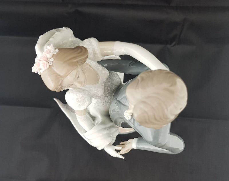 Lladro Figurine I Love You Truly Model 1528