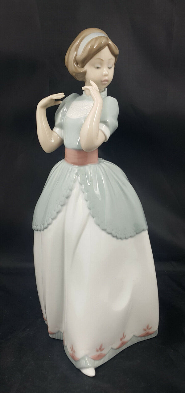 Lladro Figurine A Proper Pose Model No. 6755