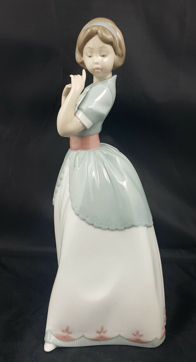 Lladro Figurine A Proper Pose Model No. 6755