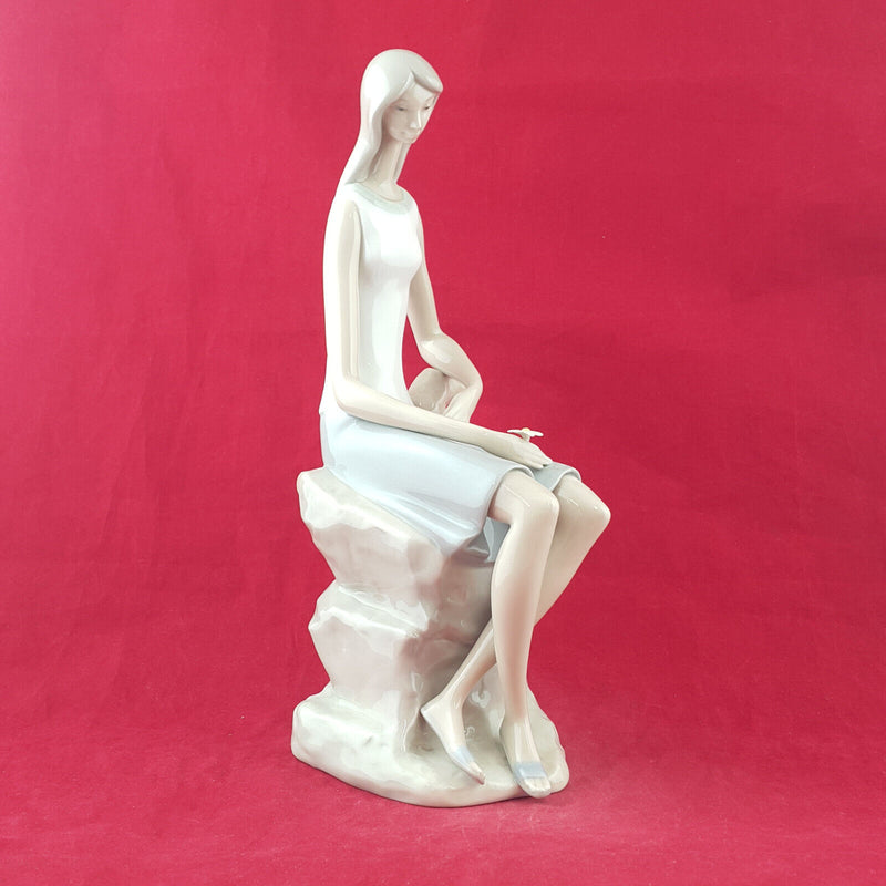 Lladro Nao - Girl With Flowers Seated On A Log - L/N 2326