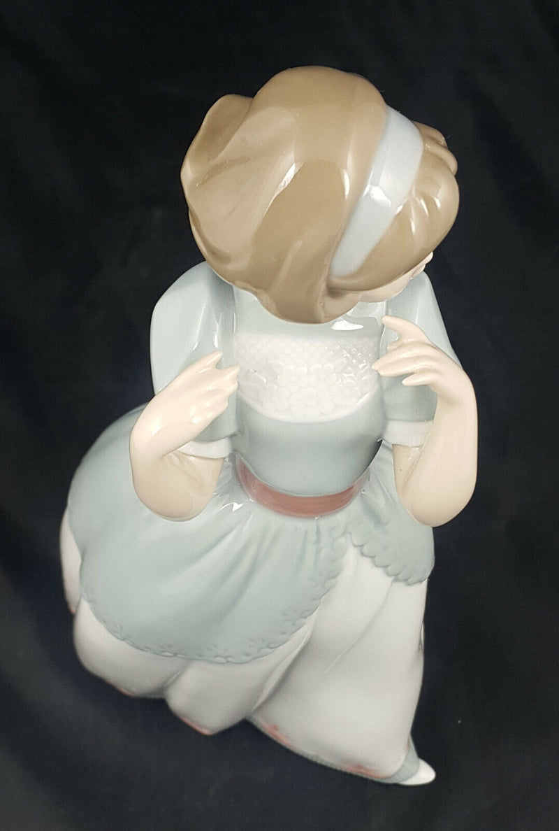 Lladro Figurine A Proper Pose Model No. 6755