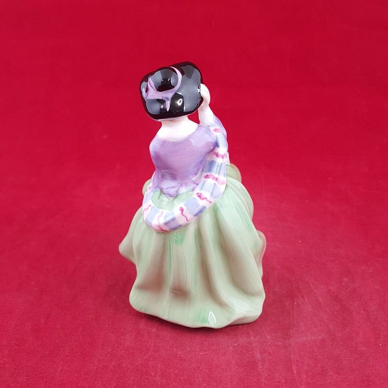 Royal Doulton Figurine HN2126 - Top ‘O The Hill - 7365 RD