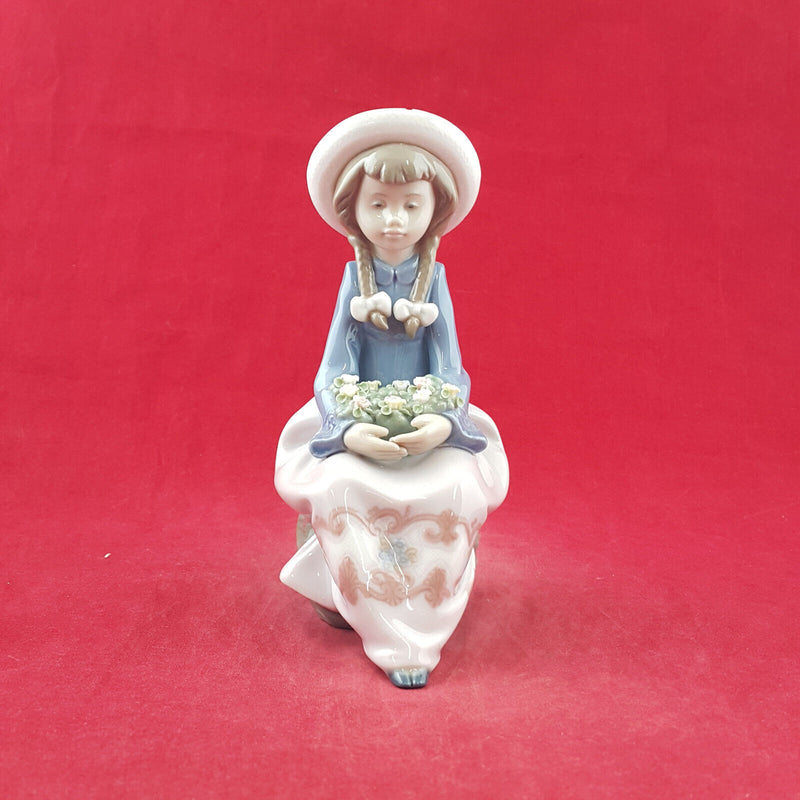 Lladro Figurine 5554 Pretty and Prim Signed - Minor Chip