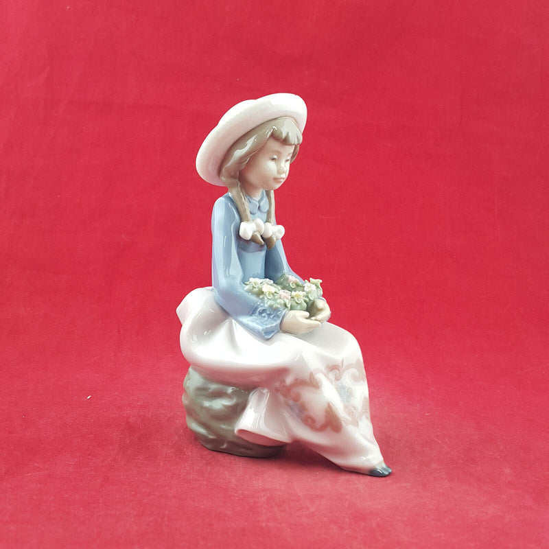 Lladro Figurine 5554 Pretty and Prim Signed - Minor Chip