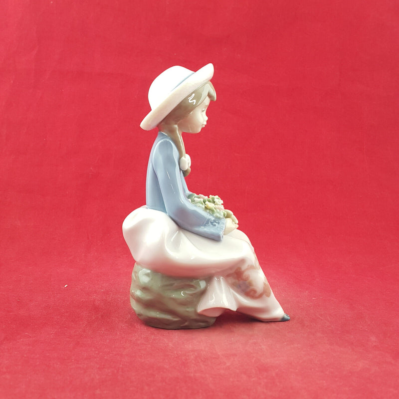 Lladro Figurine 5554 Pretty and Prim Signed - Minor Chip