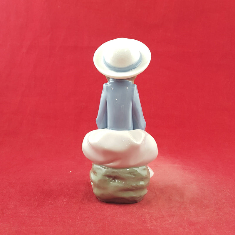 Lladro Figurine 5554 Pretty and Prim Signed - Minor Chip