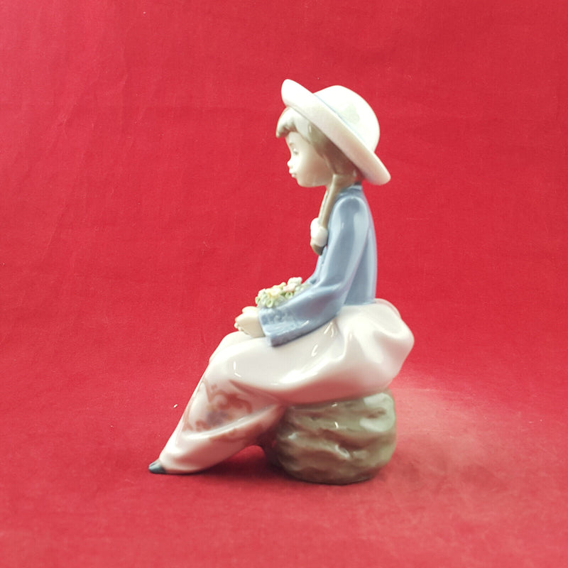 Lladro Figurine 5554 Pretty and Prim Signed - Minor Chip