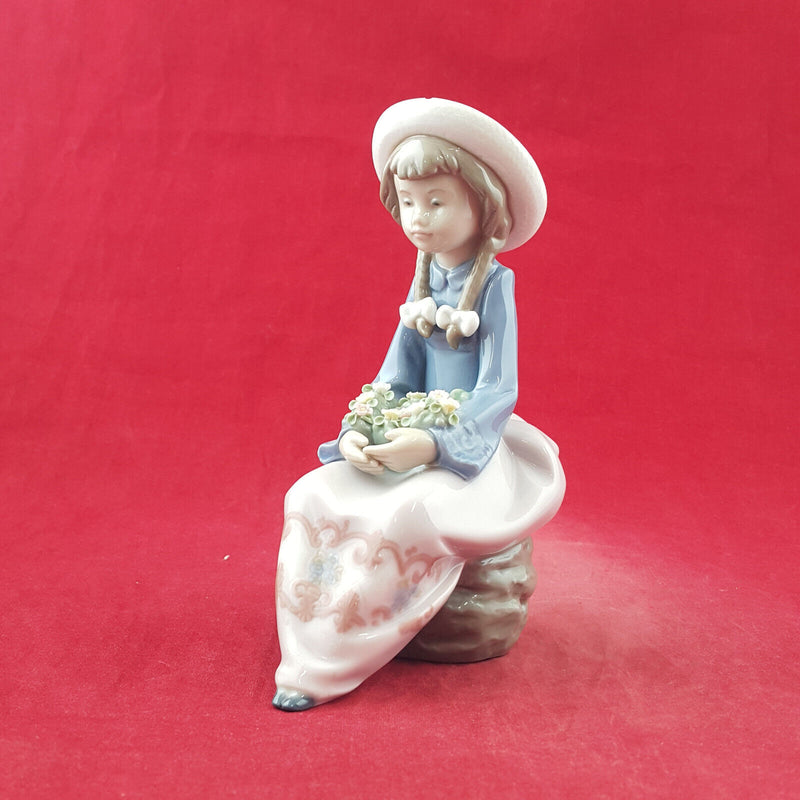 Lladro Figurine 5554 Pretty and Prim Signed - Minor Chip