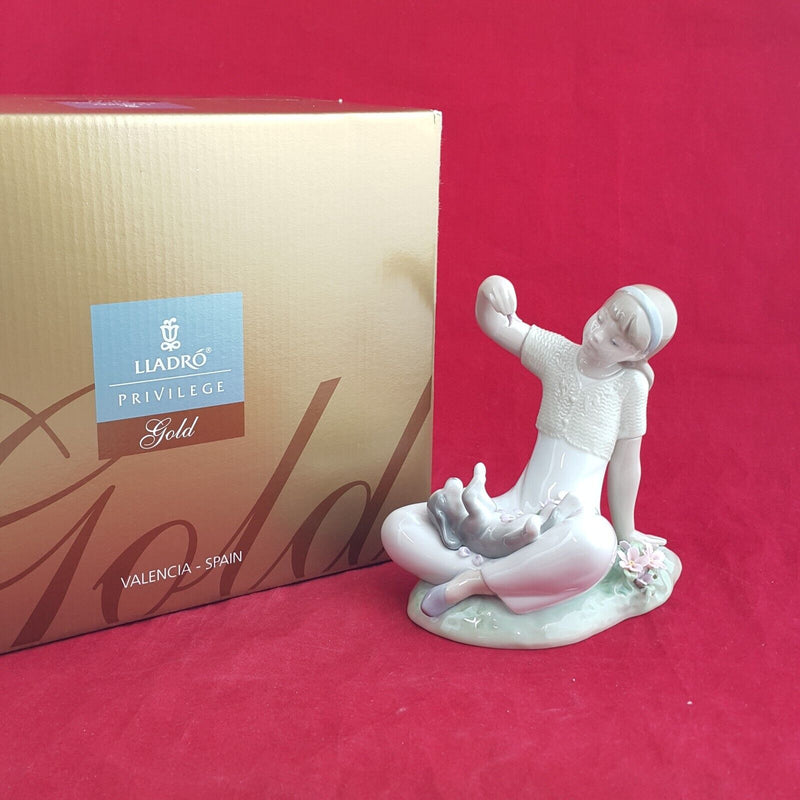 Lladro - Playtime With Petals 7711 (Boxed) - 7314 L/N