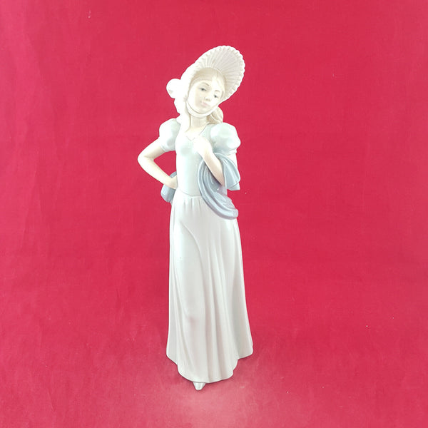 Nao By Lladro - Lady In Bonnet - L/N 2477