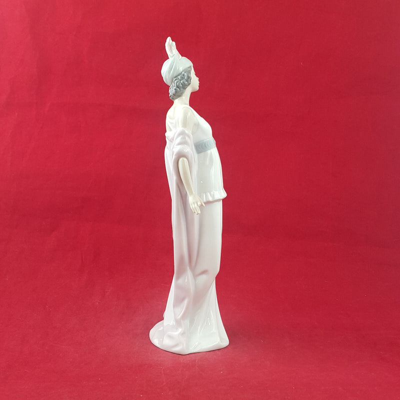 Lladro Figurine - Talk Of The Town 5788 - L/N 2454